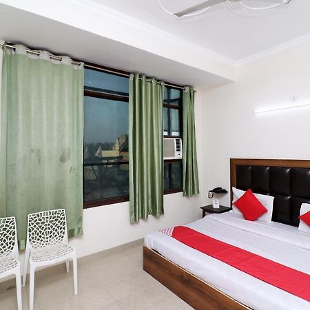 Oyo 24958 Hotel Dayal Belanganj Eksteriør bilde