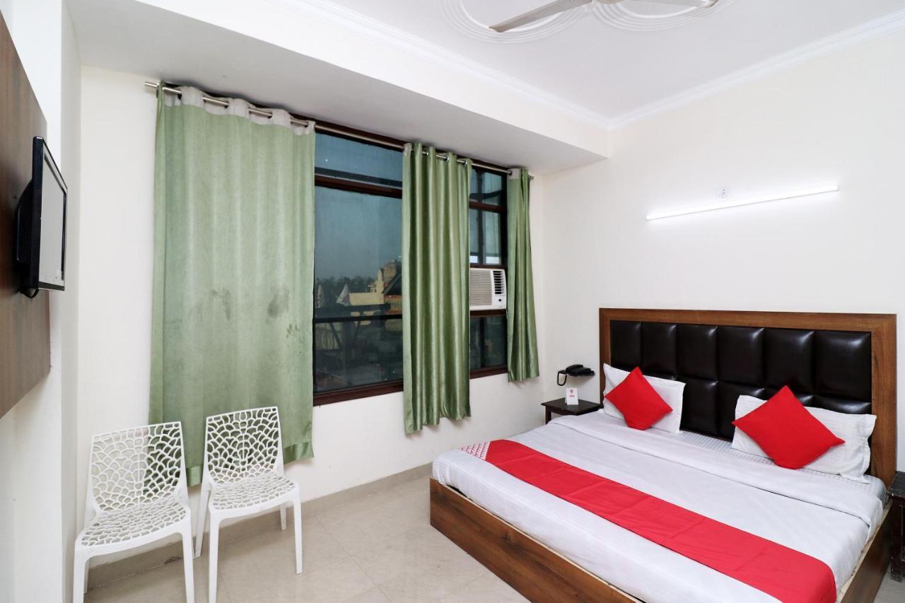 Oyo 24958 Hotel Dayal Belanganj Eksteriør bilde